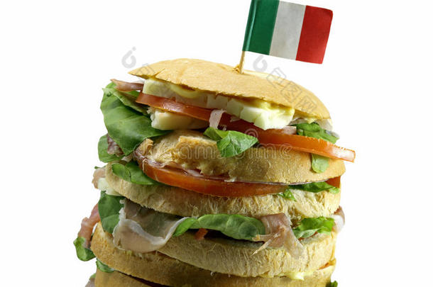 美食填充三明治与许多层意大利腊肠奶酪和t