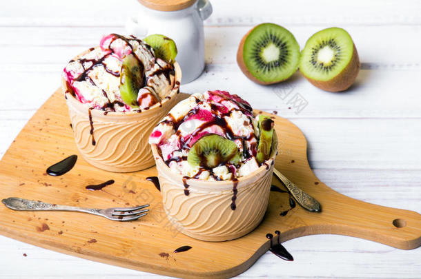 美味的冰淇淋和美味的水果放在杯子里