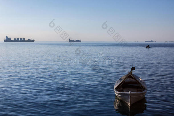 希腊塞萨洛尼基海滨的爱琴海上的船只和船只