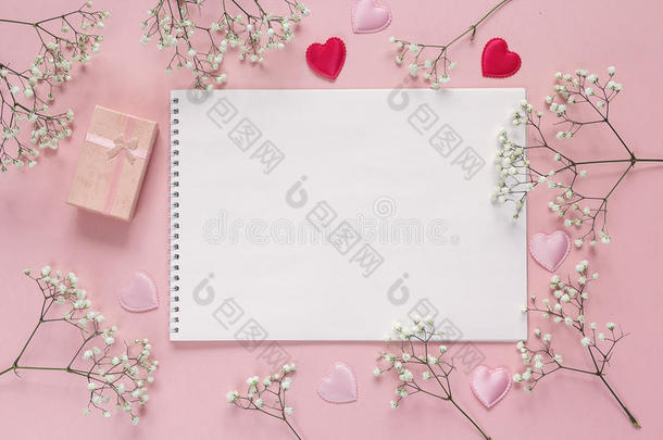 画册，白色花朵和粉红色背景的礼品盒。复制s