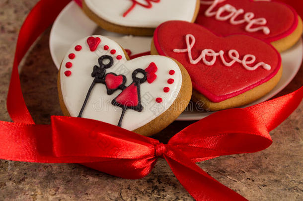 彩色红色和白色心脏饼干在情人节`免费