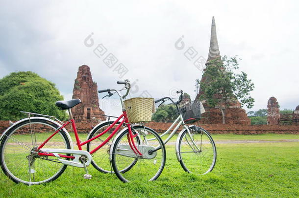 自行车<strong>之旅</strong>在<strong>泰国</strong>古代大城府的废墟中