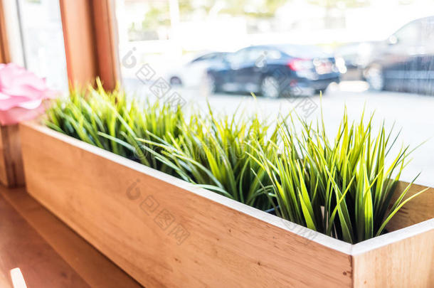 咖啡厅装修风格：餐厅木制花盆中的草