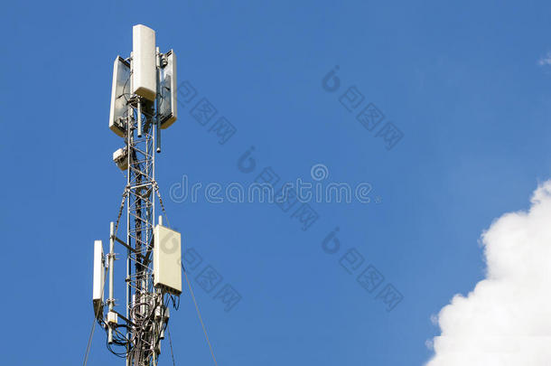 通信天线塔与蓝天，电信技术。