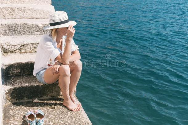 美丽的女人在海滩上放松。 蔚蓝的大海。 <strong>暑假</strong>。 草帽。 年轻女孩喜欢<strong>暑假</strong>。