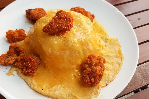 特写，泰国食物风格：炒鸡蛋与辛辣的小鸡
