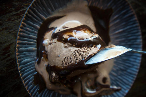 深色冰淇淋，巧克力冰淇淋，美味冰淇淋