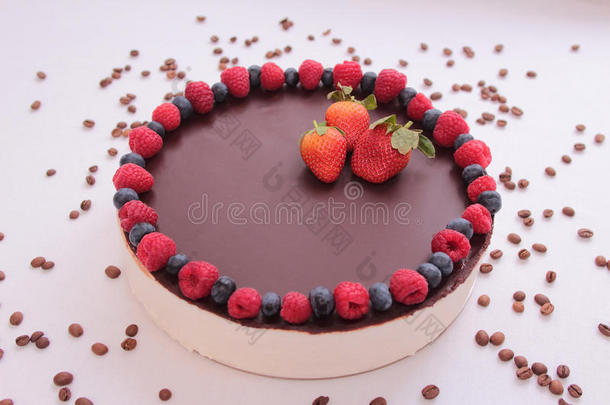 蛋糕松露，覆盖巧克力，珠宝，浆果，覆盆子，蓝莓，蓝莓，草莓，白色背景