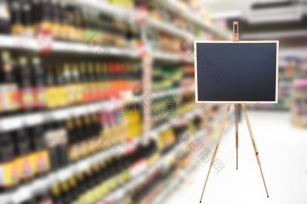 在<strong>超市</strong>的空白标志黑板上做菜单<strong>广告</strong>
