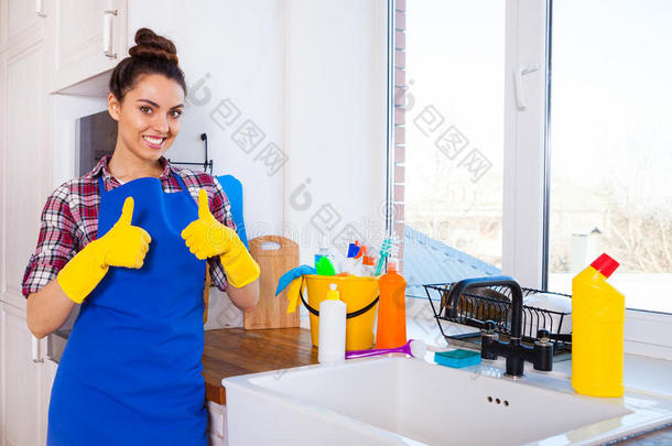漂亮的年轻女人打<strong>扫房子</strong>。 打<strong>扫</strong>厨房的女孩。 准备好了。