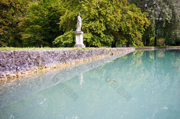 宫殿公园里的大池塘里有蔚蓝的水
