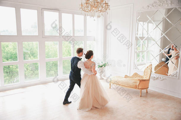 第一次婚礼<strong>舞蹈</strong>。婚礼情侣在演播室婚礼当天跳舞。 新婚快乐的年轻新娘和新郎。