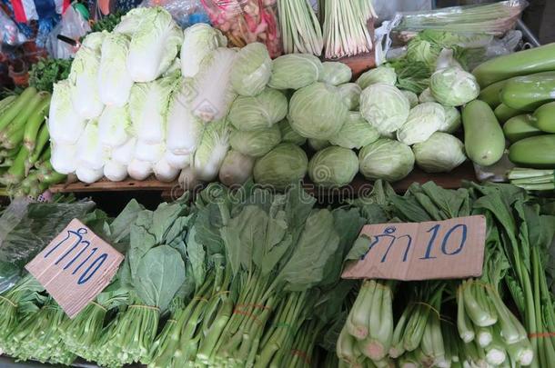 泰国市场上的卷心菜和蔬菜