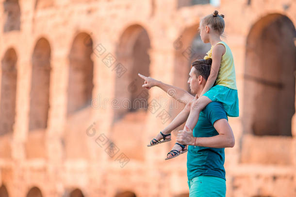 欧洲的家庭。 意大利<strong>暑假</strong>期间，快乐的父亲和可爱的小女孩在罗马