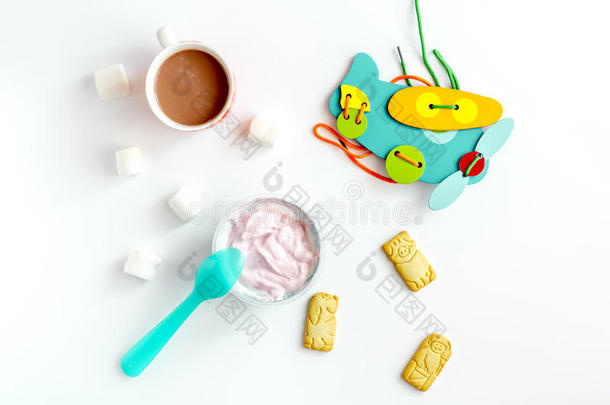 概念儿童早餐与酸奶顶部视图白色背景