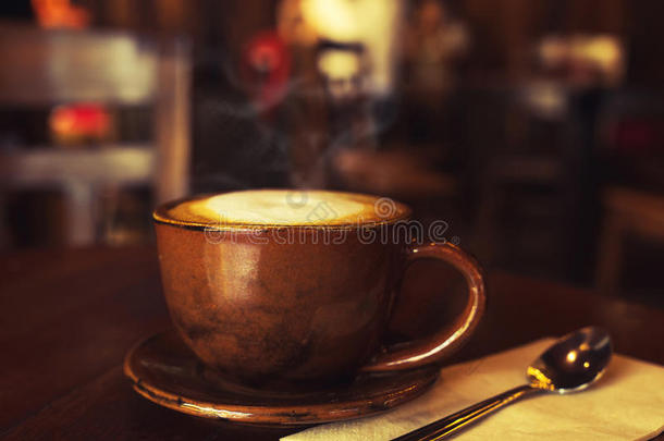 咖啡屋桌子上的一杯热咖啡