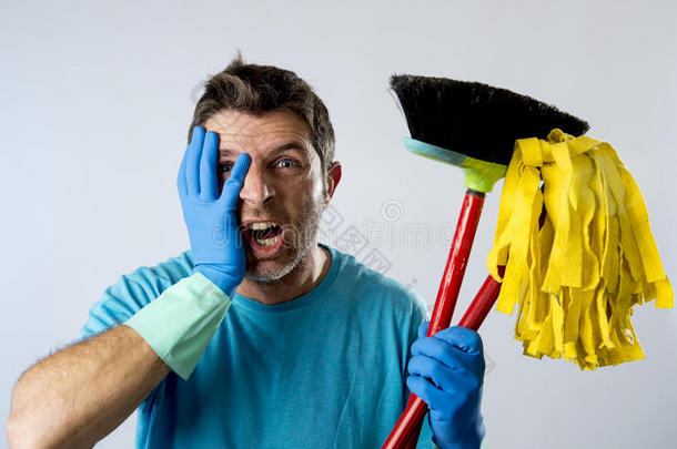<strong>家政</strong>服务人员或有压力的丈夫用拖把和扫帚洗家