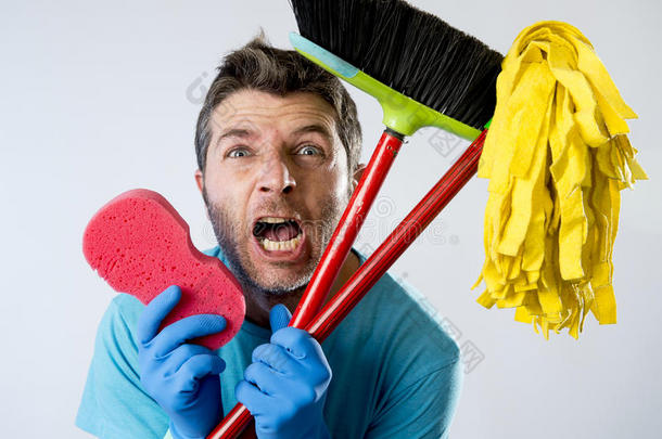 <strong>家政</strong>服务人员或有压力的丈夫用海绵拖把和扫帚洗家务