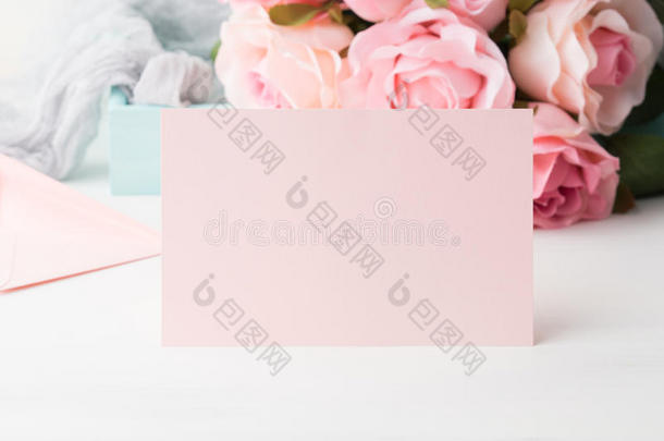 白纸粉红色卡片情人节和玫瑰邀请`
