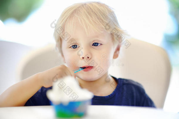 可爱<strong>的</strong>小男孩在意大利室内咖啡馆吃<strong>冰淇淋冰淇淋冰淇淋</strong>