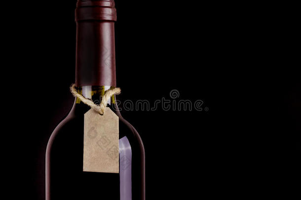 一瓶带标签的红酒