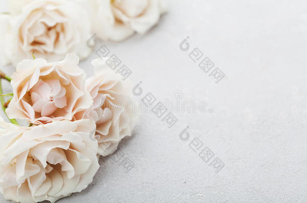 灰色石桌上美丽的老式玫瑰花。 花边。 柔和的颜色。
