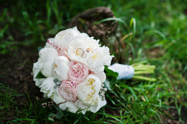 优雅的婚礼花束白色和玫瑰牡丹与婚礼