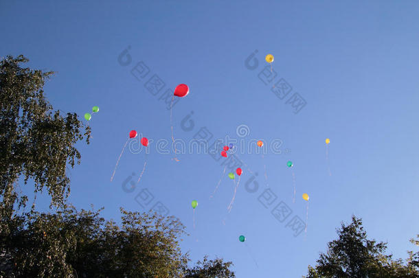 彩色气球在天空中作为背景，飞行气球。