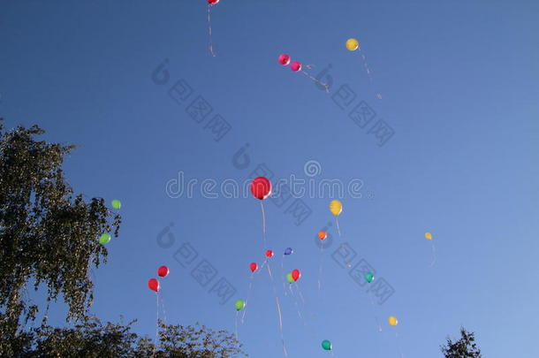 彩色气球在天空中作为背景，飞行气球。