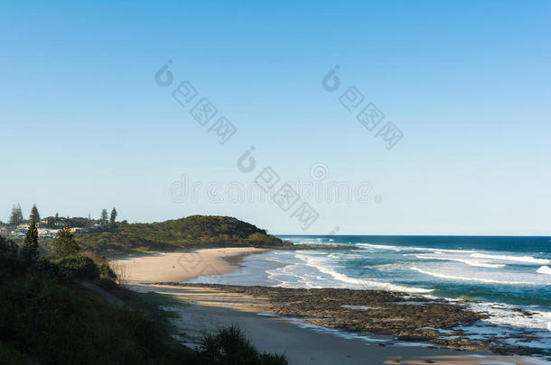 美丽的海滩景观在阳光明媚的一天，与无云的蓝天在芭蕾舞，澳大利亚