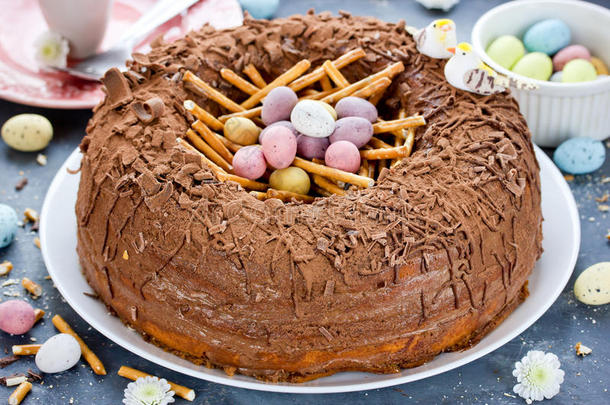 复活节燕窝蛋糕-巧克力蛋糕与糊状糖果鸡蛋