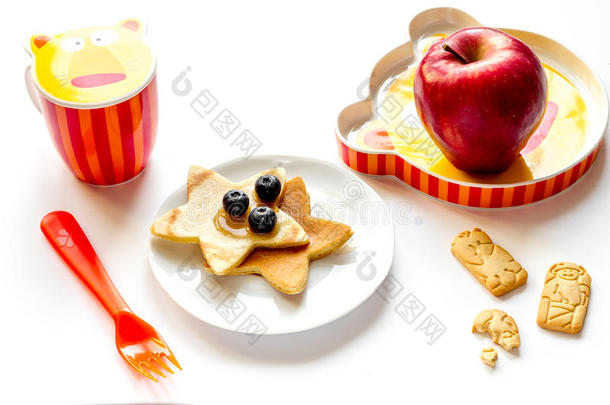 概念儿童早餐与煎饼在白色背景