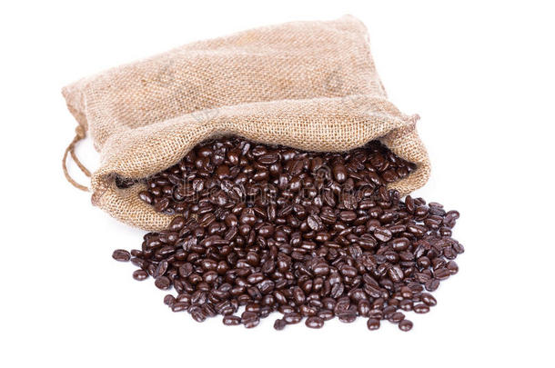 咖啡豆在麻布袋中分离在白色上
