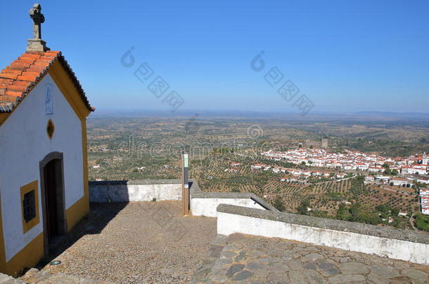 卡斯特罗德维德，葡萄牙：从诺萨森霍拉达彭哈教堂俯瞰小镇
