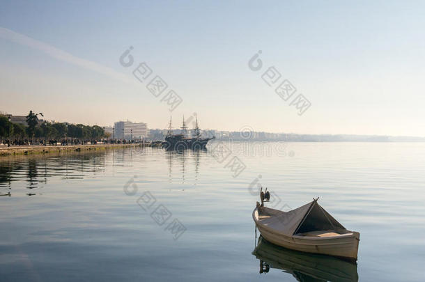 希腊塞萨洛尼基海滨的爱琴海上的船只和船只