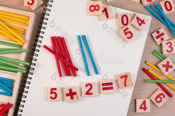<strong>教育儿童</strong>数学玩具木板棒游戏计数设置在<strong>儿童</strong>数学课堂幼儿园。