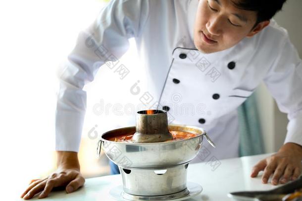 厨师看和检查食物，汤姆尤姆光，著名的泰国<strong>辣火锅</strong>。