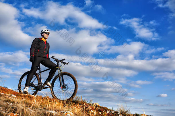 骑着黑色<strong>夹克</strong>的自行车下山。 极限<strong>运动</strong>概念。 文本的空间。