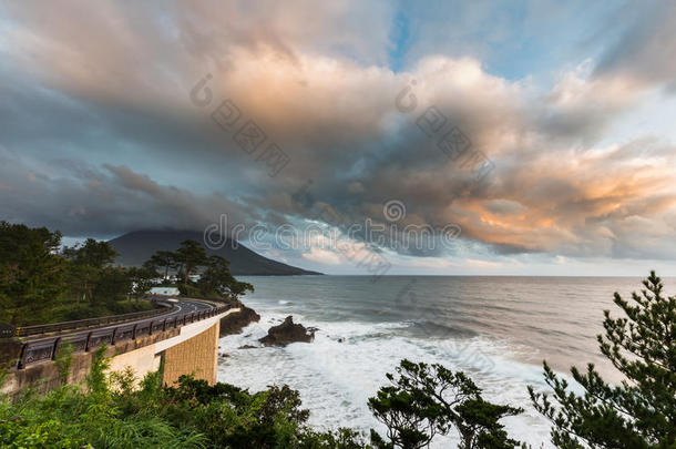 海岸线道路与MT。 海蒙火山在美丽的日落，鹿儿岛，九州，日本。