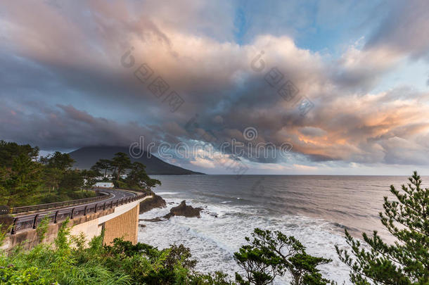 海岸线道路与MT。 海蒙火山在美丽的日落，鹿儿岛，九州，日本