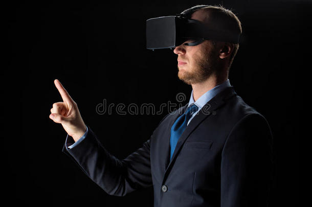 商人在虚拟现实眼镜或耳机