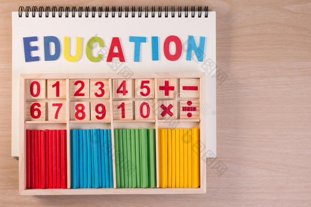 教育儿童数学玩具木板棒游戏计数设置在儿童数学课堂幼儿园。