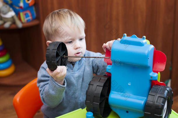 <strong>勤奋</strong>的婴儿玩具拖拉机车轮修理