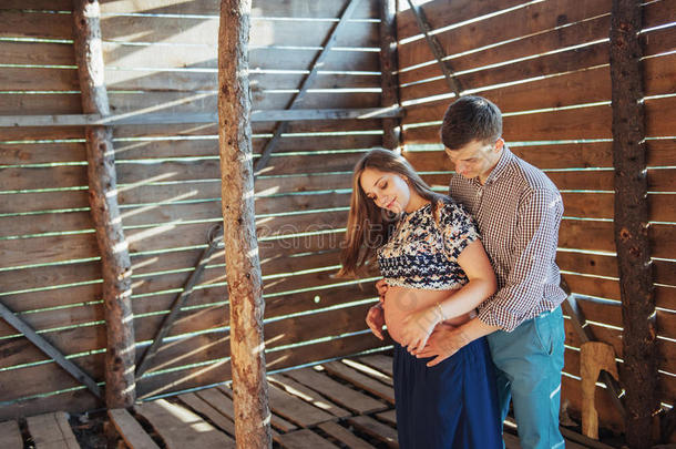 一对夫妇在木屋里等待婴儿照片拍摄