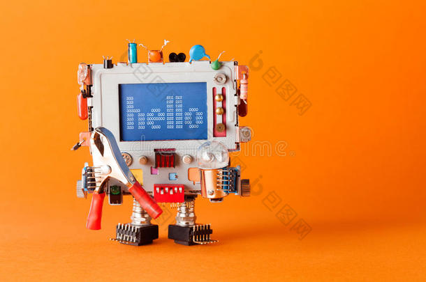 友好的机器人，有有趣的监视器头。 彩色复古显示字符信息你好在蓝色屏幕上。 交流