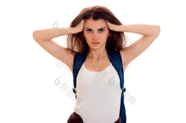 一个穿着棕色运动服的聪明学生女孩，肩上背着背包，看着相机，双手放在她身上