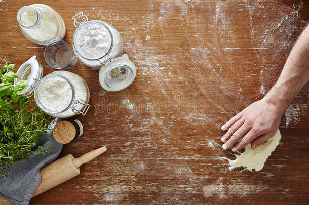 手工擦拭面粉在木制工作空间大气厨房场景
