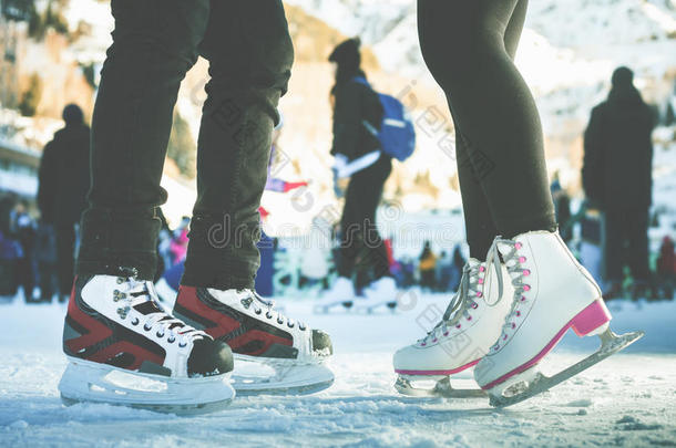 特写滑冰鞋滑冰室外溜冰场