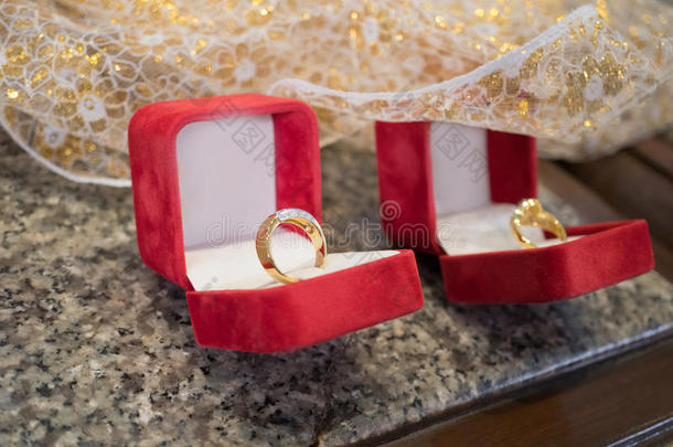 情侣钻石戒指在红色天鹅绒盒子，为爱或情人节公司