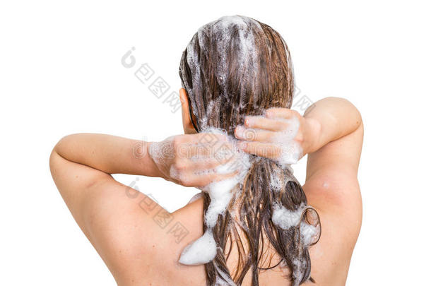 有吸引力的女人在淋浴时用洗发水<strong>洗头发</strong>